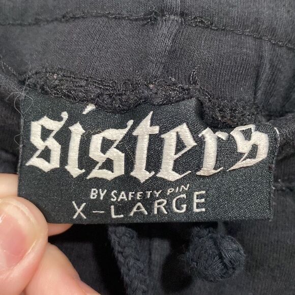 Sisters by safety pin Knit Short size XL - Picture 3 of 5